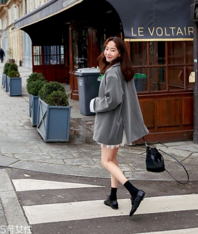 蕾絲連衣裙搭配什么外套？蕾絲連衣裙搭配外套技巧
