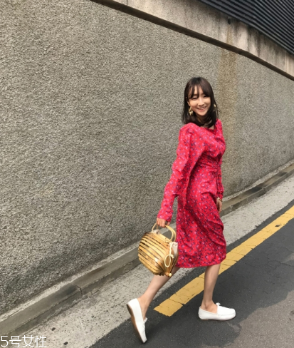 紅色連衣裙配什么鞋子好看？紅色連衣裙搭配鞋子示范