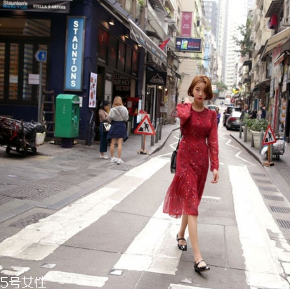 紅色連衣裙配什么鞋子好看？紅色連衣裙搭配鞋子示范