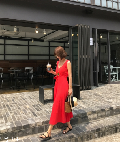 紅色連衣裙配什么鞋子好看？紅色連衣裙搭配鞋子示范