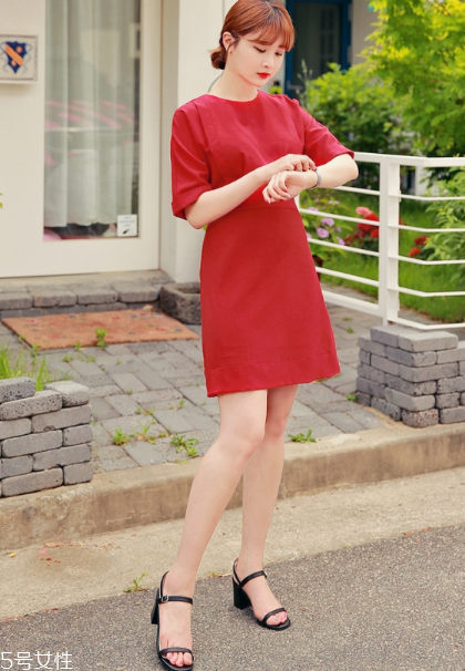 紅色連衣裙配什么鞋子好看？紅色連衣裙搭配鞋子示范