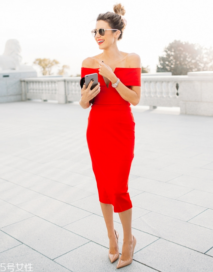 紅色連衣裙配什么鞋子好看？紅色連衣裙搭配鞋子示范