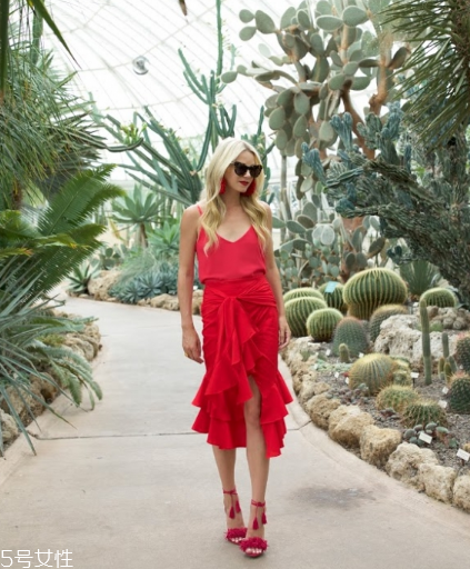 紅色連衣裙配什么鞋子好看？紅色連衣裙搭配鞋子示范