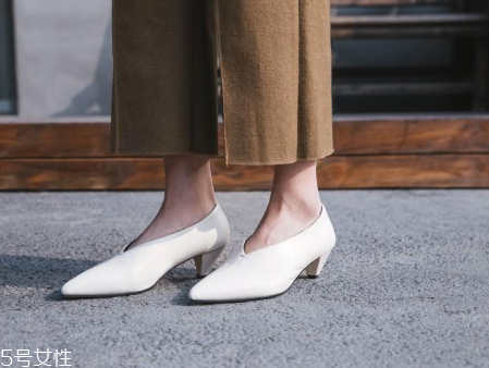 2018流行什么樣的低跟鞋？今年最火的低跟鞋匯總