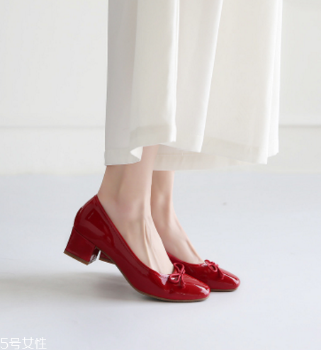 2018流行什么樣的低跟鞋？今年最火的低跟鞋匯總