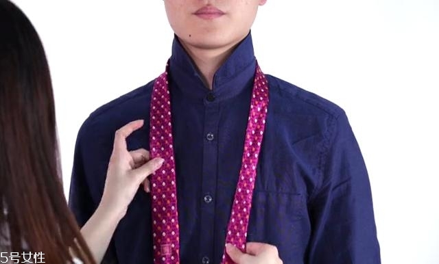 最簡單的領(lǐng)帶打法圖解 快捷打領(lǐng)帶的方法 最簡單的領(lǐng)帶打法圖解 快捷打領(lǐng)帶的方法