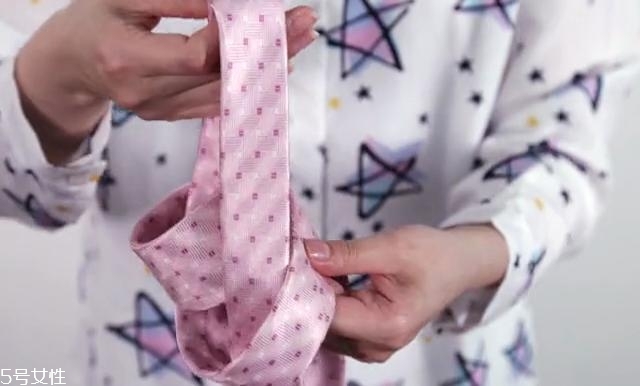 最簡單的領(lǐng)帶打法圖解 快捷打領(lǐng)帶的方法 最簡單的領(lǐng)帶打法圖解 快捷打領(lǐng)帶的方法