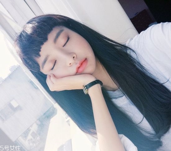 劉海在眉毛上面的發(fā)型叫什么 劉海要看自己的臉型修剪 劉海在眉毛上面的發(fā)型叫什么 劉海要看自己的臉型修剪