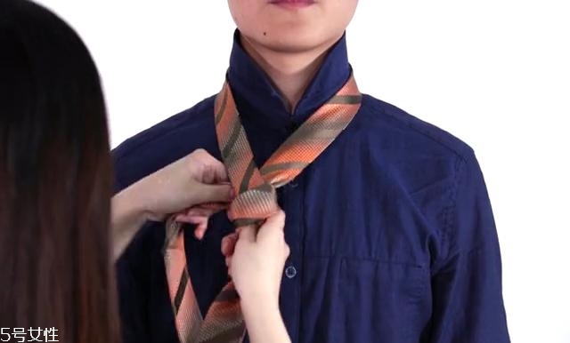 最簡單的領(lǐng)帶打法圖解 快捷打領(lǐng)帶的方法 最簡單的領(lǐng)帶打法圖解 快捷打領(lǐng)帶的方法