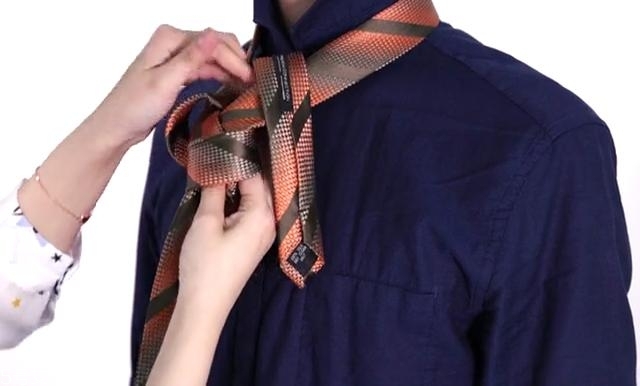 最簡單的領(lǐng)帶打法圖解 快捷打領(lǐng)帶的方法 最簡單的領(lǐng)帶打法圖解 快捷打領(lǐng)帶的方法