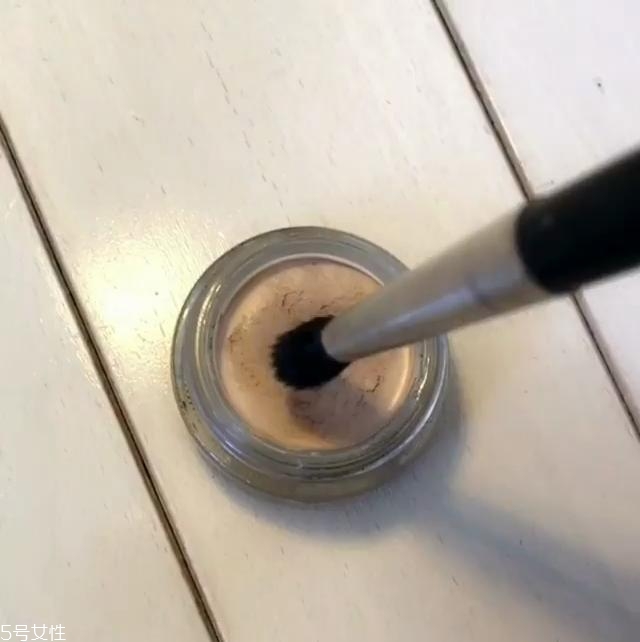 黑眼圈怎么遮暇 3種遮黑眼圈的化妝技巧 黑眼圈怎么遮暇 3種遮黑眼圈的化妝技巧