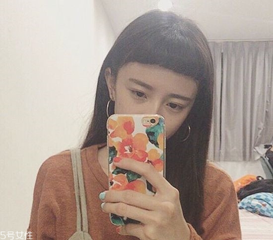 劉海在眉毛上面的發(fā)型叫什么 劉海要看自己的臉型修剪 劉海在眉毛上面的發(fā)型叫什么 劉海要看自己的臉型修剪