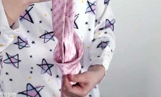 最簡單的領(lǐng)帶打法圖解 快捷打領(lǐng)帶的方法 最簡單的領(lǐng)帶打法圖解 快捷打領(lǐng)帶的方法