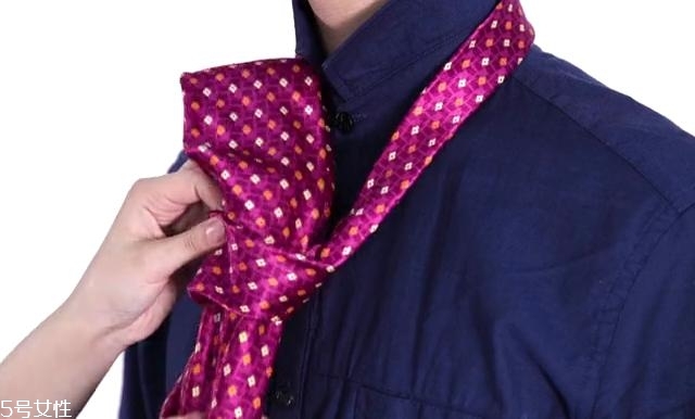 最簡單的領(lǐng)帶打法圖解 快捷打領(lǐng)帶的方法 最簡單的領(lǐng)帶打法圖解 快捷打領(lǐng)帶的方法