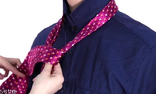 最簡單的領(lǐng)帶打法圖解 快捷打領(lǐng)帶的方法 最簡單的領(lǐng)帶打法圖解 快捷打領(lǐng)帶的方法