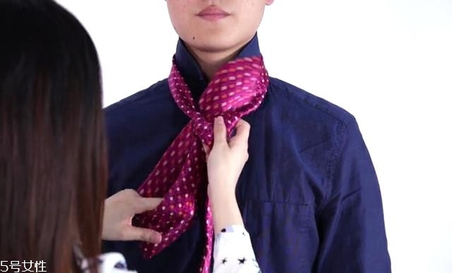 最簡單的領(lǐng)帶打法圖解 快捷打領(lǐng)帶的方法 最簡單的領(lǐng)帶打法圖解 快捷打領(lǐng)帶的方法