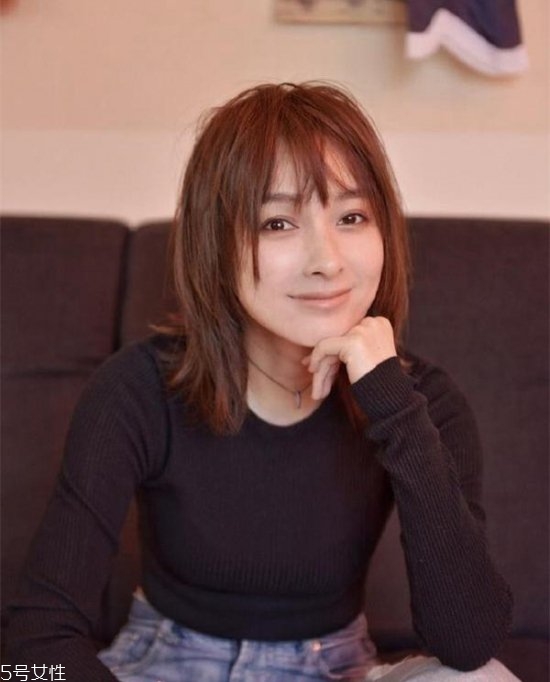 劉海在眉毛上面的發(fā)型叫什么 劉海要看自己的臉型修剪 劉海在眉毛上面的發(fā)型叫什么 劉海要看自己的臉型修剪