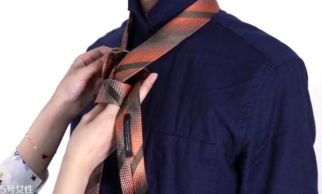 最簡單的領(lǐng)帶打法圖解 快捷打領(lǐng)帶的方法 最簡單的領(lǐng)帶打法圖解 快捷打領(lǐng)帶的方法