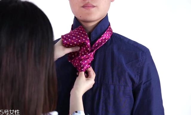 最簡單的領(lǐng)帶打法圖解 快捷打領(lǐng)帶的方法 最簡單的領(lǐng)帶打法圖解 快捷打領(lǐng)帶的方法