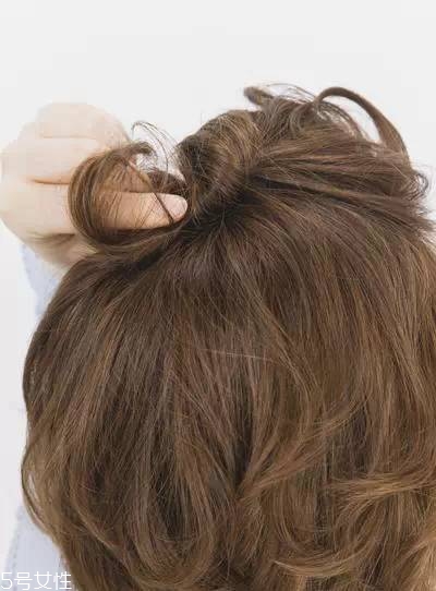 扎一半留一半的發(fā)型扎法 半扎發(fā)這樣扎好看 扎一半留一半的發(fā)型扎法 半扎發(fā)這樣扎好看