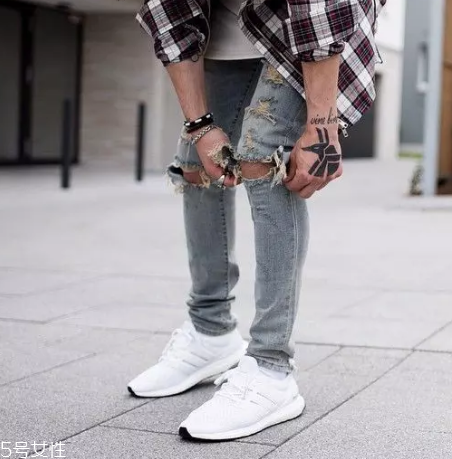 小白鞋可以用牙膏洗嗎？小白鞋用牙膏洗好處多