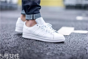 小白鞋可以用84洗嗎？慎用84洗小白鞋