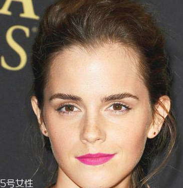 玫紅色口紅適合什么妝 玫紅色口紅的整體妝容 玫紅色口紅適合什么妝 玫紅色口紅的整體妝容