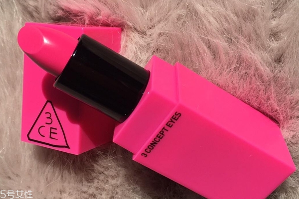 玫紅色口紅適合什么妝 玫紅色口紅的整體妝容 玫紅色口紅適合什么妝 玫紅色口紅的整體妝容