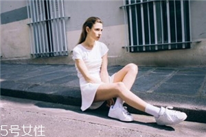 小白鞋磨腳后跟怎么辦？小白鞋磨腳問題輕松解決