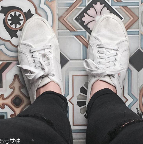 小白鞋上的油怎么去除？小白鞋油漬清理方法