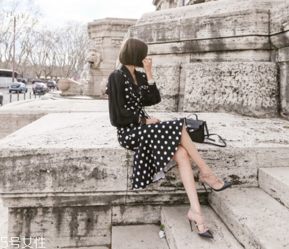 波點連衣裙怎么搭配？波點連衣裙搭配方案推薦