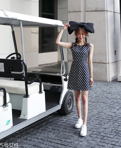 波點連衣裙怎么搭配？波點連衣裙搭配方案推薦