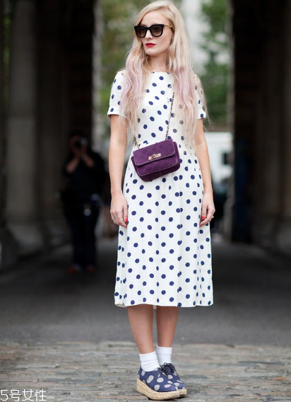 波點連衣裙怎么搭配？波點連衣裙搭配方案推薦
