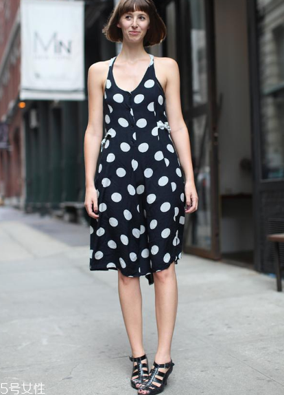 波點連衣裙怎么搭配？波點連衣裙搭配方案推薦