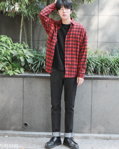 襯衫和t恤衫怎么搭配？襯衫和t恤衫搭配圖片