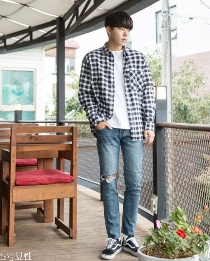 襯衫和t恤衫怎么搭配？襯衫和t恤衫搭配圖片