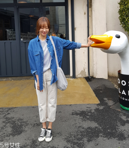 襯衫和t恤衫怎么搭配？襯衫和t恤衫搭配圖片