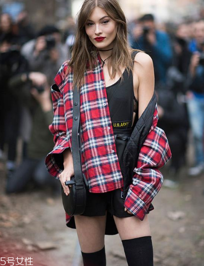 襯衫和t恤衫怎么搭配？襯衫和t恤衫搭配圖片