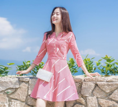 2022細(xì)條紋襯衫女款搭配 3種襯衫裙時(shí)髦不費(fèi)力 2022細(xì)條紋襯衫女款搭配 3種襯衫裙時(shí)髦不費(fèi)力