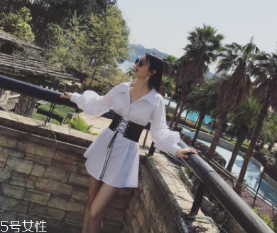 2022細(xì)條紋襯衫女款搭配 3種襯衫裙時(shí)髦不費(fèi)力 2022細(xì)條紋襯衫女款搭配 3種襯衫裙時(shí)髦不費(fèi)力