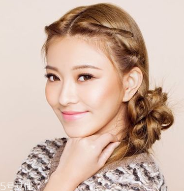 中長(zhǎng)發(fā)怎么扎好看 中長(zhǎng)發(fā)這樣扎可愛(ài)又減齡 中長(zhǎng)發(fā)怎么扎好看 中長(zhǎng)發(fā)這樣扎可愛(ài)又減齡