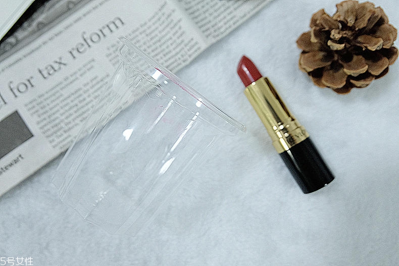 露華濃730是什么顏色 露華濃口紅730是正紅嗎 露華濃730是什么顏色 露華濃口紅730是正紅嗎