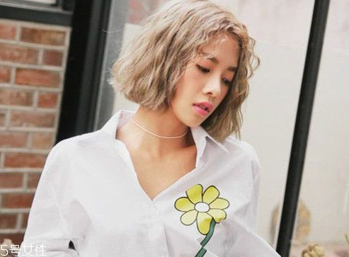 扎一半留一半的發(fā)型扎法 半扎發(fā)這樣扎好看 扎一半留一半的發(fā)型扎法 半扎發(fā)這樣扎好看