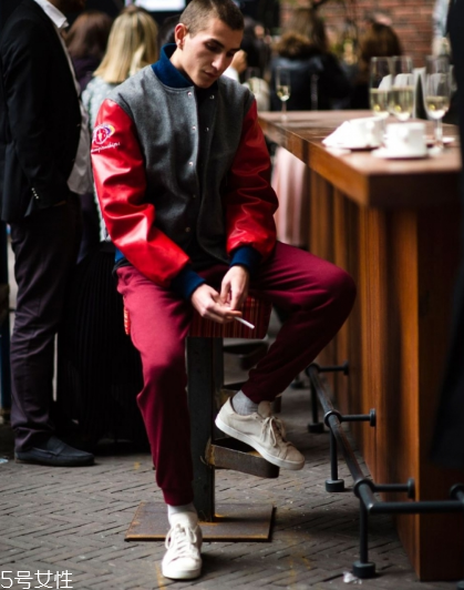 小白鞋前面擠腳怎么辦？小白鞋前面擠腳解決方法