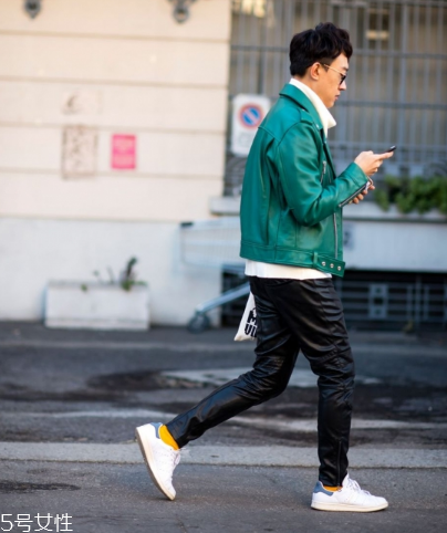 小白鞋為什么會(huì)發(fā)黃？小白鞋變黃的原因