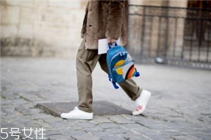 小白鞋為什么會(huì)發(fā)黃？小白鞋變黃的原因