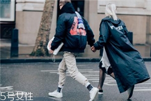 小白鞋染了黑色怎么辦？小白鞋染了黑色清洗方法