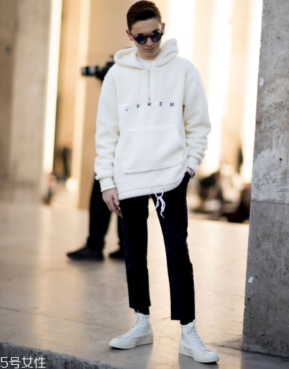 小白鞋太大了怎么辦？小白鞋買(mǎi)大了解決方法