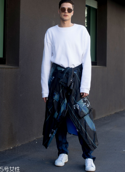 小白鞋太大了怎么辦？小白鞋買(mǎi)大了解決方法