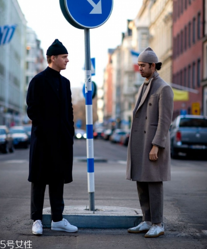 小白鞋太硬磨腳怎么辦？小白鞋太硬的緩解方法